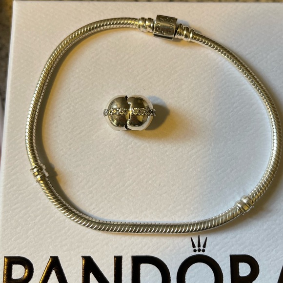 Pandora bracelet and 8 charms - Picture 5 of 15